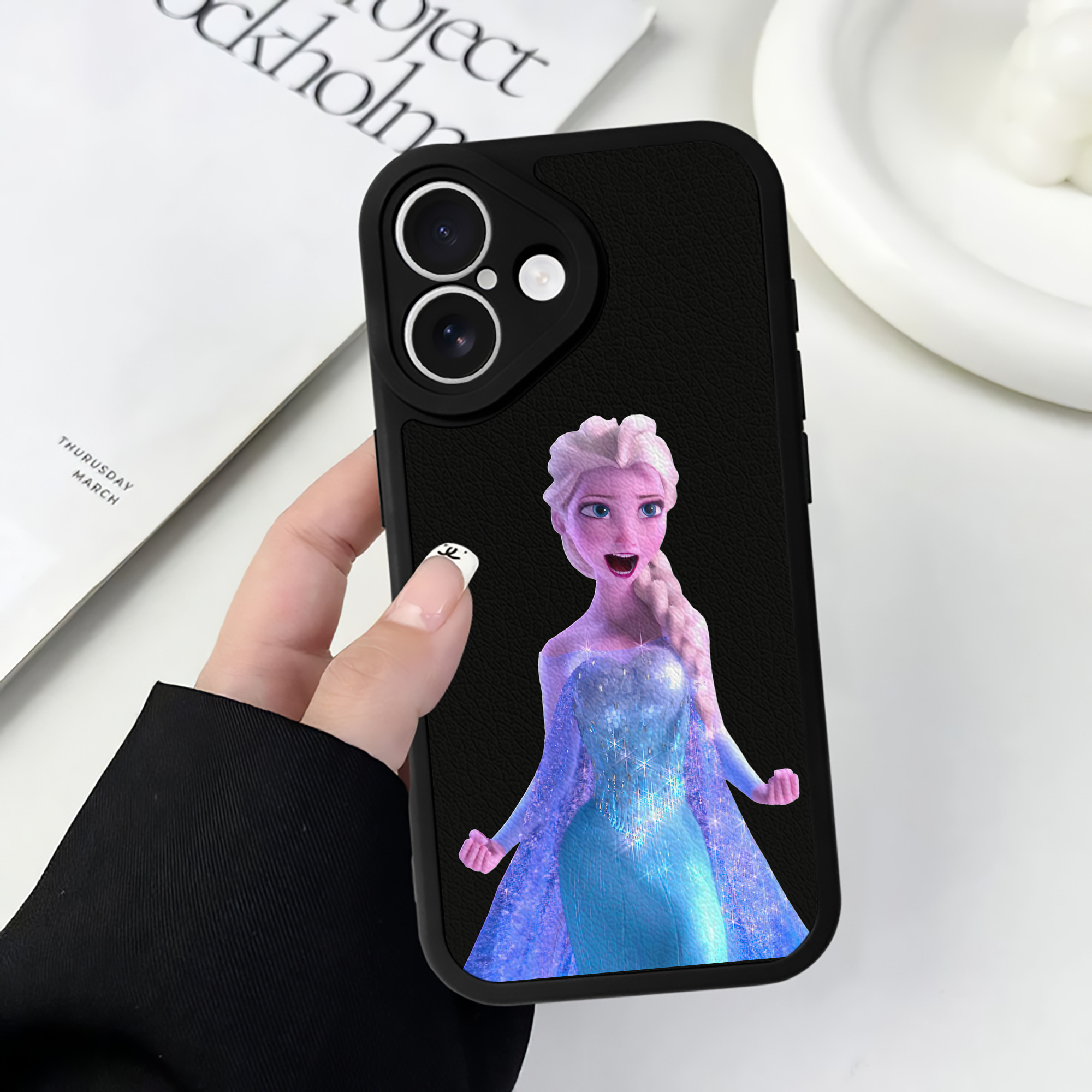 （画像用） アナと雪の女王 アンナ エルサ Frozen Anna Elsa 【iPhone 16シリーズ対応】シリコンスマホケース（レザー調） 材質：シリコン
